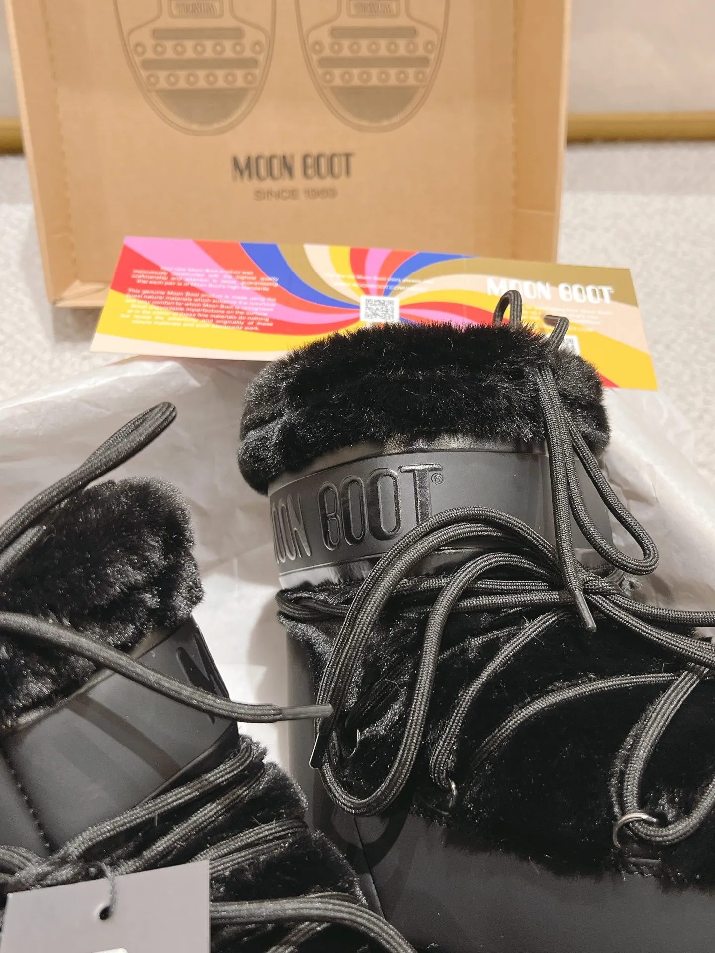 p660 [Exclusive top quality | New upgraded version] ✨A must-buy in winter 2025! Moon Boot moon snow boots - the ultimate warm weapon for fashionistas ❄️ Forget UGG! This winter🔥The "ugly Big Mac" that dominates the streets is here~ 👢The same Y2K retro style from Paris Hilton and Beckham is back! 4cm taller inside ✨ Invisible leg lift · Extremely slimming 👌 Fluffy and soft but not bloated, instantly show off your sense of style when put on your feet 🦋 The same style for both men and women | Can be worn by both men and women | Regardless of left or right foot!  ❄️Maximum thermal insulation power｜No pressure for fun in the snow 💫Trendy style code｜Easily achieve the Millennial hot girl style Say goodbye to ordinary snow boots ~ This winter you need to be warm and rusty! 🌟 #MoonBoot snow boots #winter hot style #瞞小similar style #millennium style wear ❶Fabric: original custom/cowhide/woven wool/high mercerized waterproof cloth ❷Inner: original 100% silk cotton liner ❸Feet: original 100% silk cotton liner ❹Outsole: original molded two-color non-slip outsole ❺Sole thickness: 4cm (including inner**) ❻Number of codes: 35-40 (41. Customized) ❼Packaging: Original full set of packaging ☀Color: Official website updated simultaneously